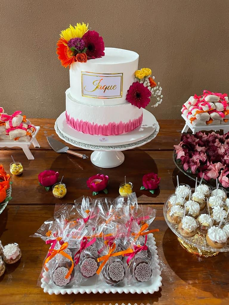 Mesa com doces em evento