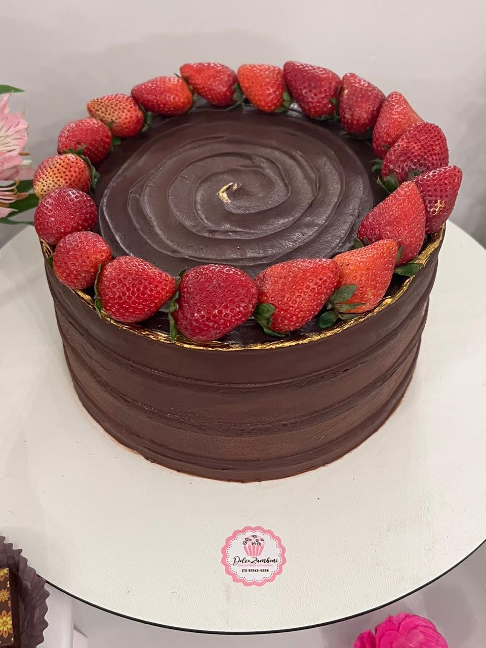 Bolo artesanal de chocolate com morangos